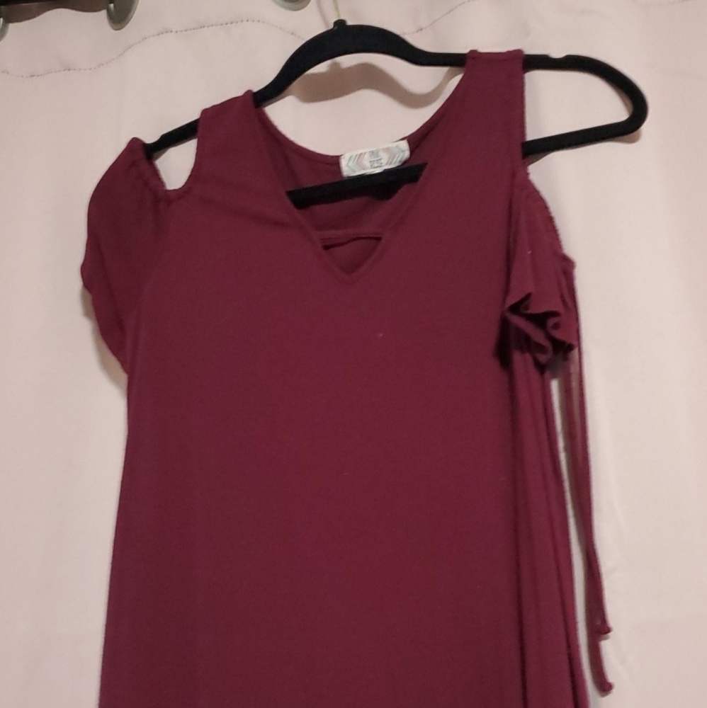 Burgundy shirt with shoulder slit.